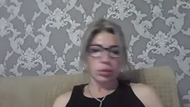 Freechat fox_red_lady7 on StripChat