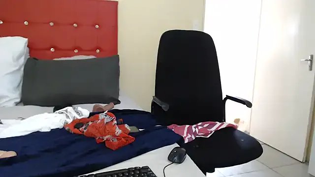 Foxybrownxx1 on StripChat