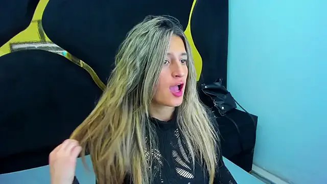 GiaRoussel on StripChat