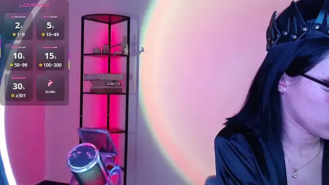 girldom on StripChat