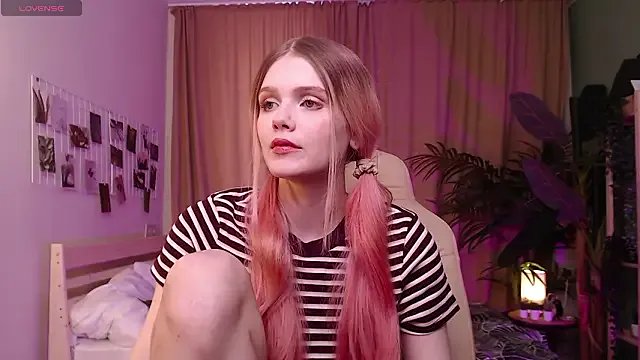 Gretchen_Mol — show soles close to cam 