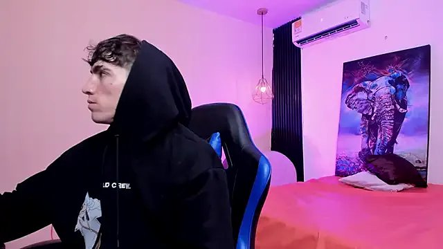 Handsomeboyss19 on StripChat