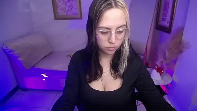 Hela_v on StripChat