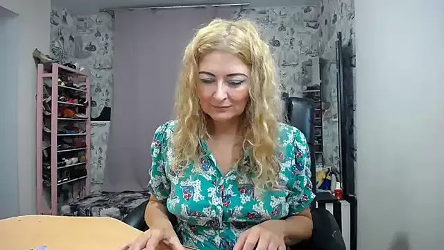 Helen1974 on StripChat