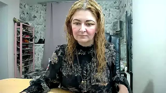 Helen1974 on StripChat