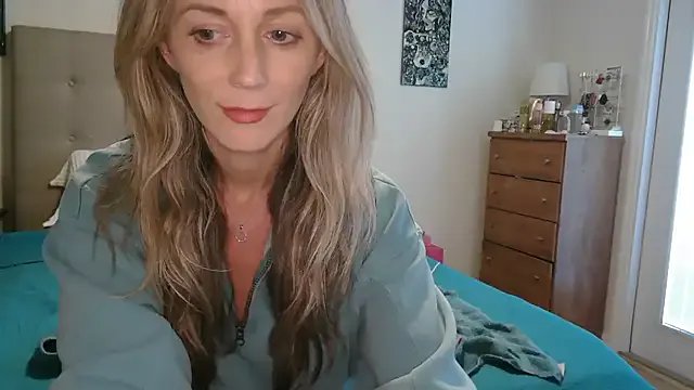 Heyitsmee33 on StripChat