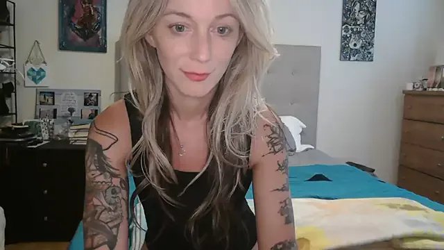 Heyitsmee33 on StripChat