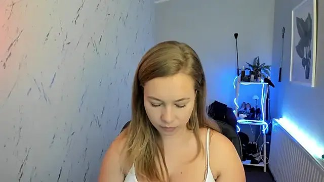 holly_xglam on StripChat