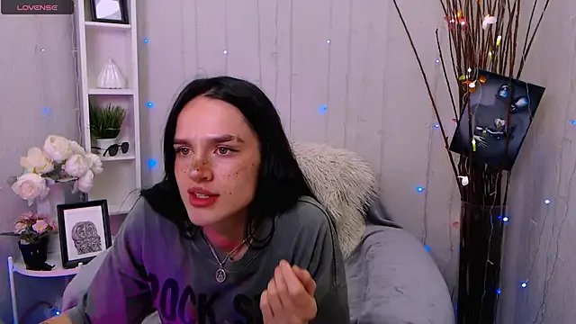 Freechat Holygirl_ on StripChat