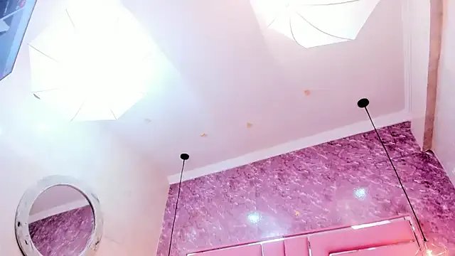 HOTTIE_MIA_ on StripChat