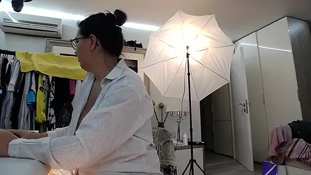 ILoveToFeelU on StripChat