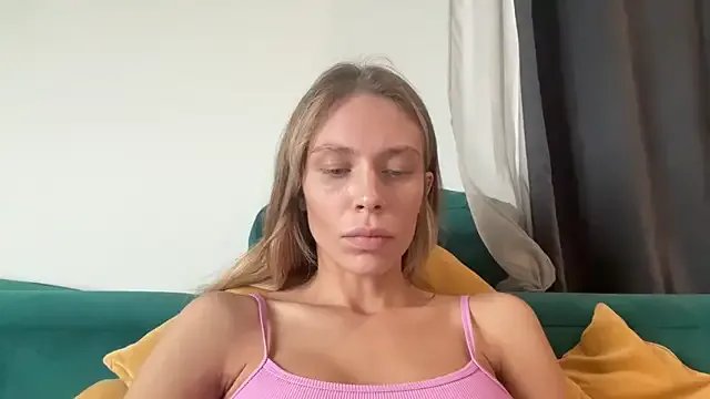 Iris_cherry on StripChat