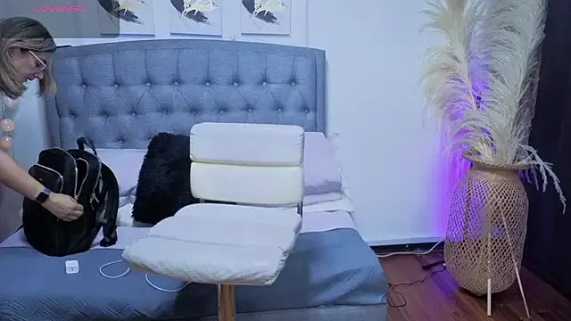 Isabella_lt on StripChat