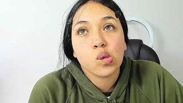 IsabellRodriguez18 on StripChat
