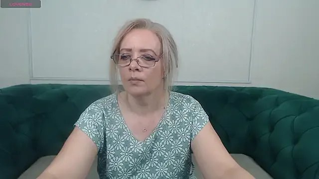 IvanaCharm on StripChat