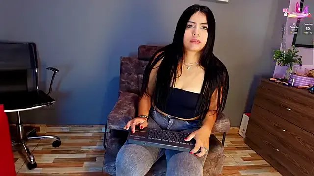 jade_brunnette on StripChat