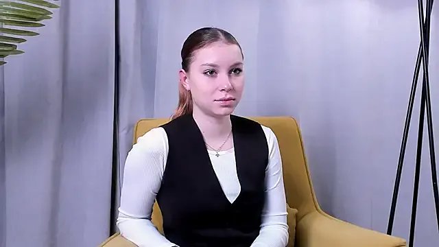 JadwigaTagliavia — Put cream on my shoulders