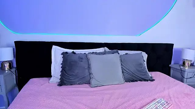 Julieta_Cortes__ on StripChat