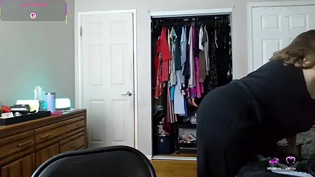 julimonroe on StripChat