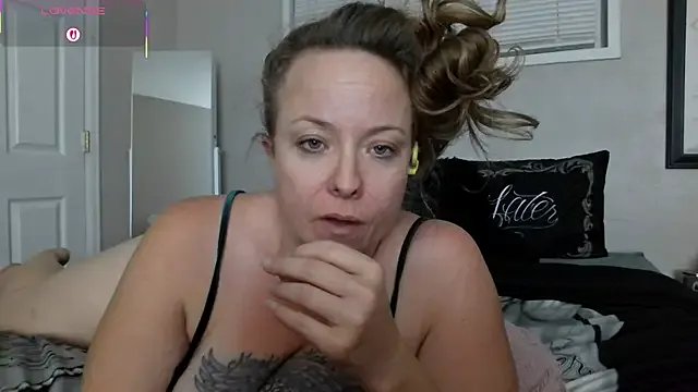julimonroe on StripChat