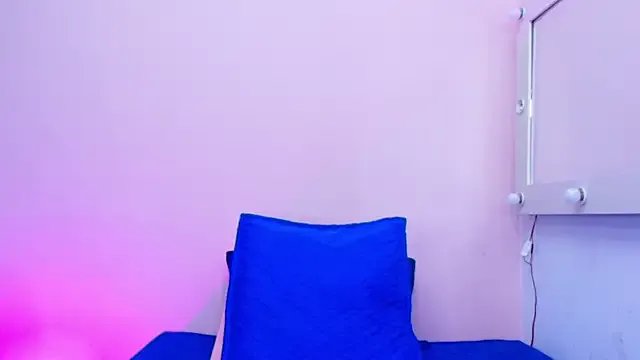 kendal_rossi on StripChat