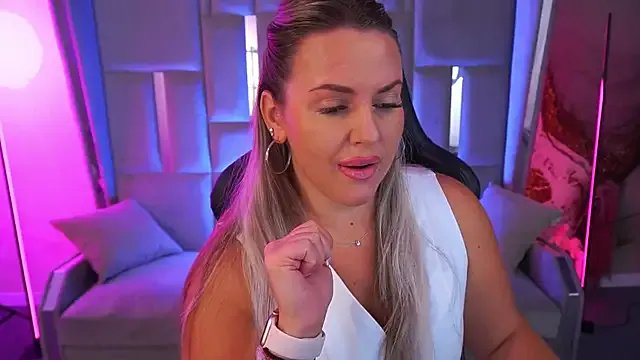 KiraCandyS on StripChat