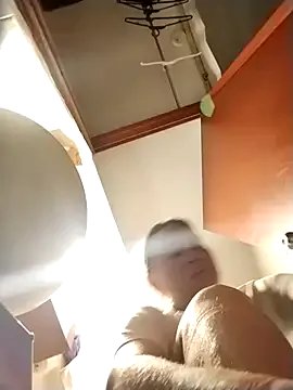 LaraCaliente on StripChat