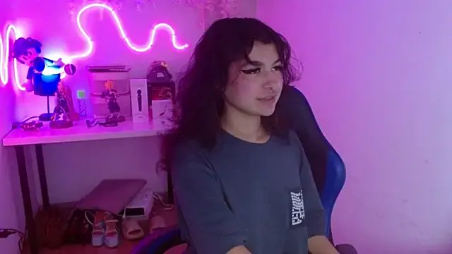 Freechat larah_uwu on StripChat