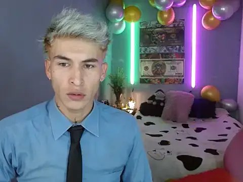 Latin_boysxxxx on StripChat