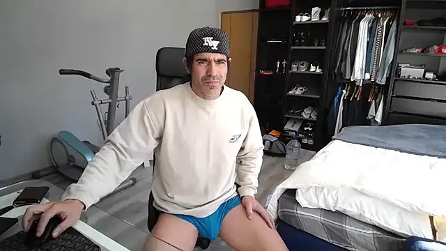 latinoo23bom on StripChat