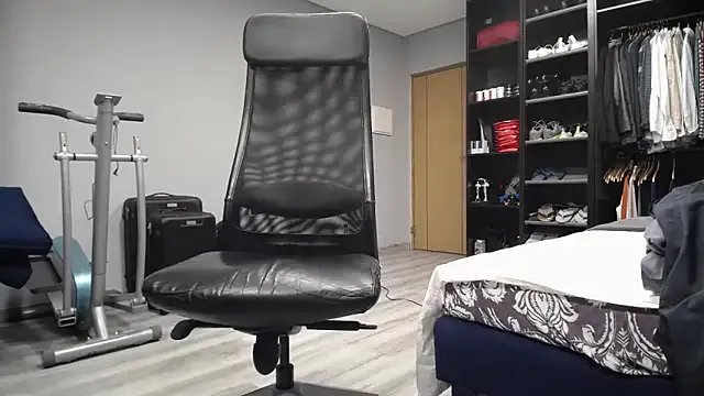 latinoo23bom on StripChat