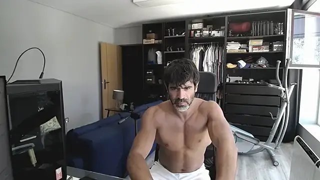 latinoo23bom on StripChat