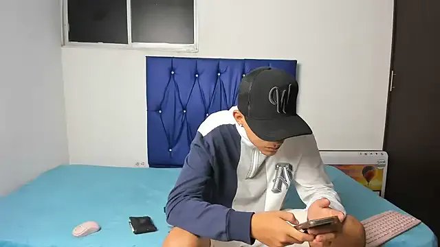 Freechat Latinos_2001 on StripChat