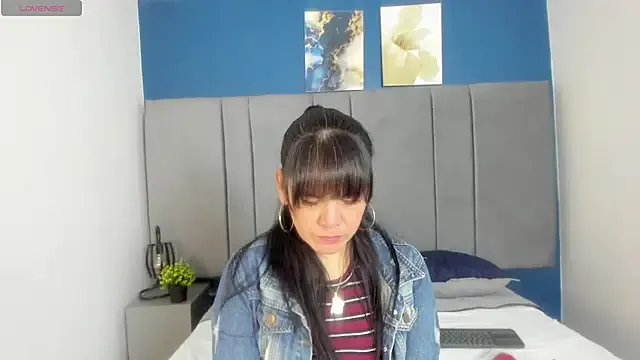 laura_hotties on StripChat