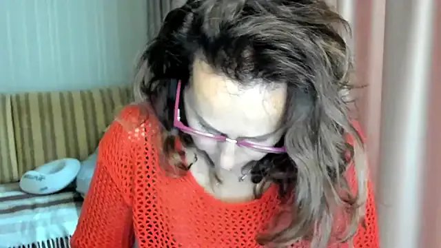 lauraoven on StripChat