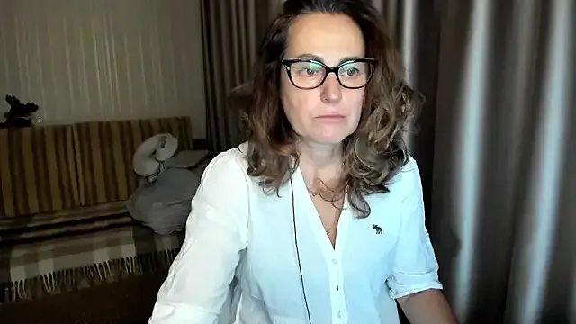 lauraoven on StripChat