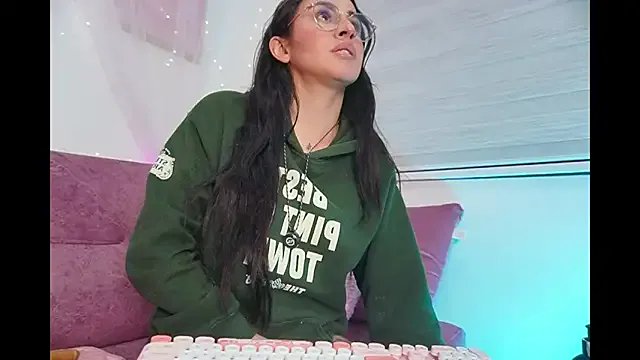 leila_petitee_ on StripChat