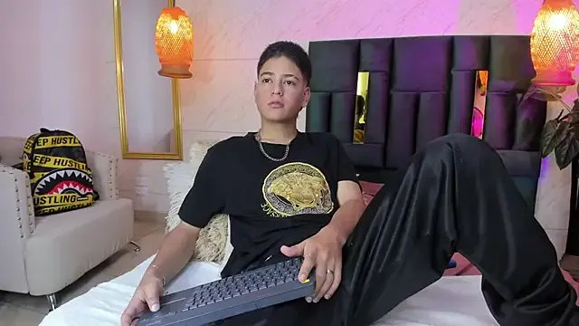 Levy_Steve on StripChat