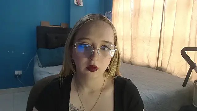 Liaroberts1 on StripChat