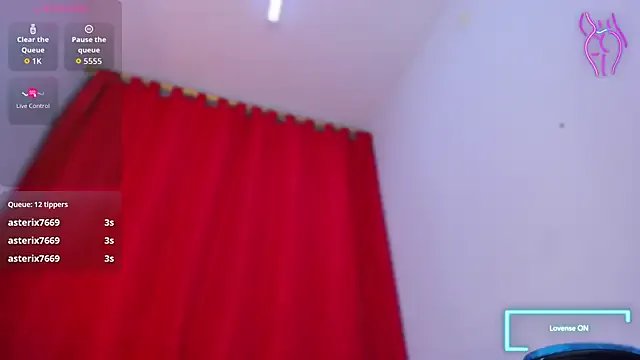 Lila_Pinky — rub my pussy over my panty 