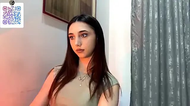 LinaMour — Playful pout