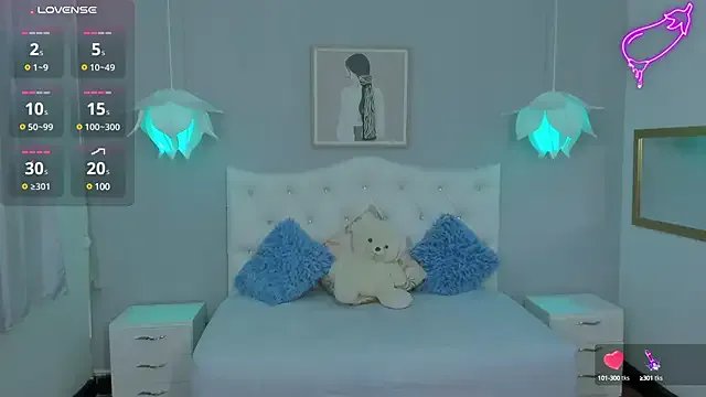 Lisa7_7 on StripChat