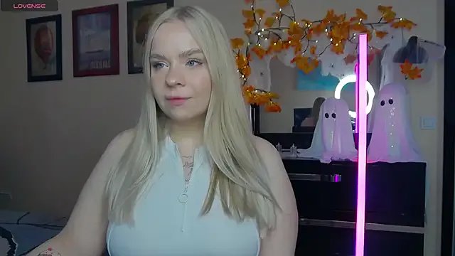 LisaCandy1 on StripChat