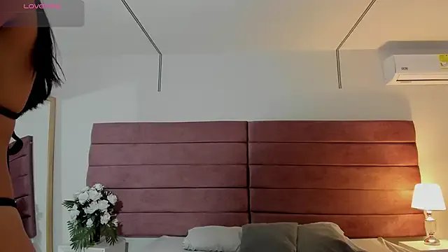 LittleVaale on StripChat