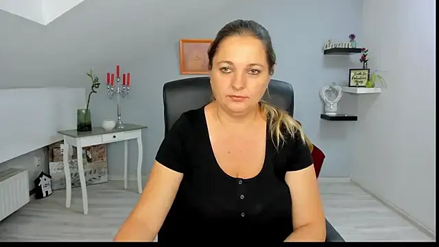 LollaGirl on StripChat