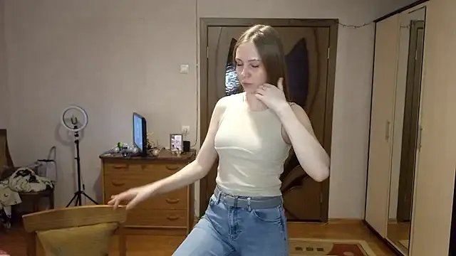 StripChat LonaLaban is Freechat LonaLaban — Lick my lips close to cam