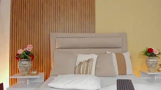 LondraBlush — SHAKE MY JUICY BOOTY FRONT THE CAM