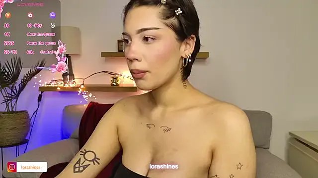 LoraShines on StripChat