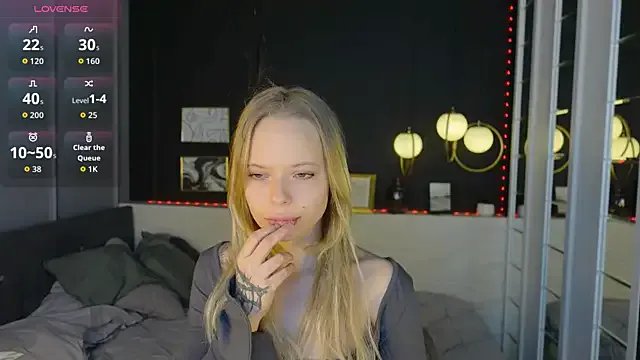 lucy_loy on StripChat