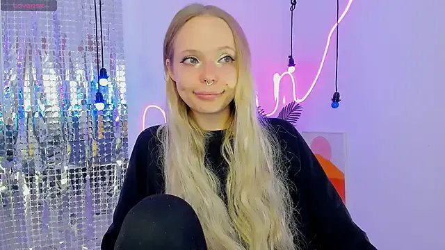 lucy_loy on StripChat